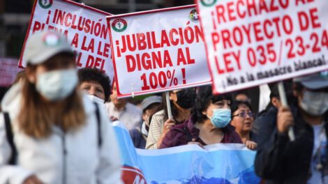 Médicos marchan contra la Ley de Pensiones