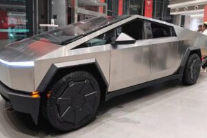 Tesla Cybertruck revisión por problema en el pedal del acelerador