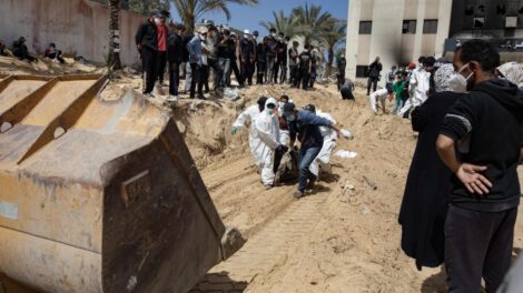 Fosa común en Gaza recuperada por la Defensa Civil Palestina