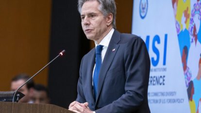 Blinken se reúne con altos funcionarios chinos para debatir crisis en Oriente Medio y guerra de Rusia