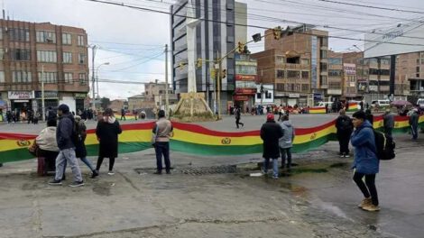 Gremiales bloquean avenidas de El Alto