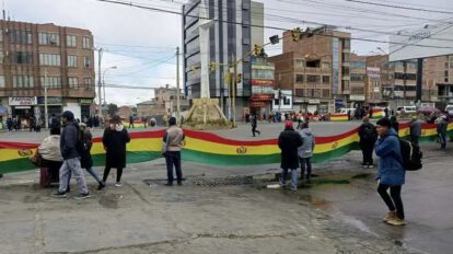 Gremiales bloquean avenidas de El Alto exigiendo renuncia de director de Ferias y Mercados
