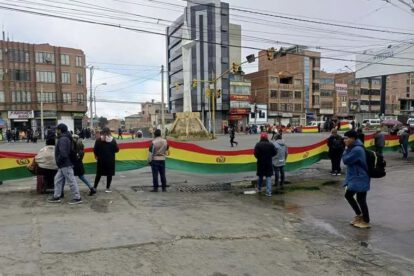 Gremiales bloquean avenidas de El Alto exigiendo renuncia de director de Ferias y Mercados
