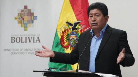 Ministro Montaño desmiente acusaciones en conferencia de prensa