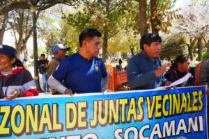 Bloqueo en carretera Oruro-Potosí por vecinos de Vinto-Socamani