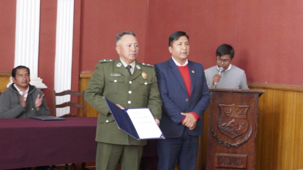 Reconocimiento a policía y ciudadano por su valentía en frustrar robo
