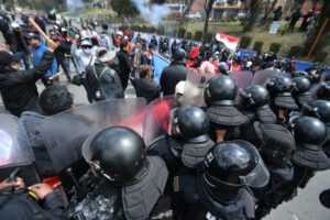 Enfrentamiento con maestros en La Paz