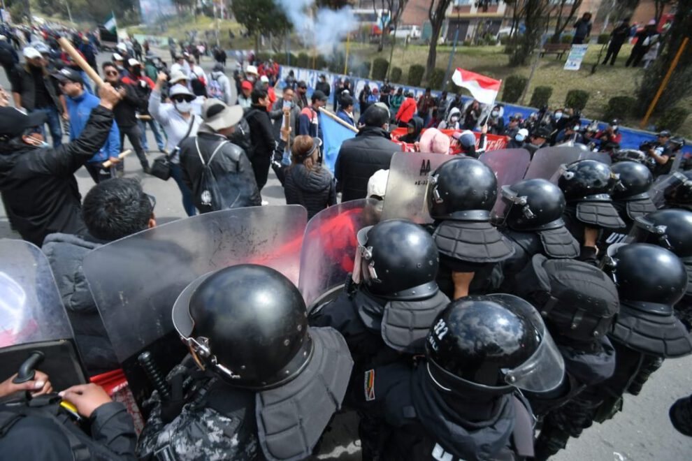 Enfrentamiento con maestros en La Paz