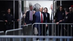 Donald Trump en juicio penal por violar orden mordaza