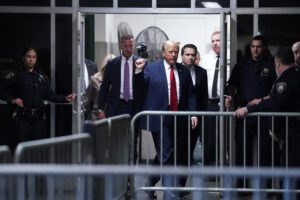 Donald Trump en juicio penal por violar orden mordaza