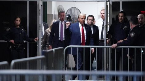 Donald Trump en juicio penal por violar orden mordaza