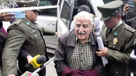 Luis Alberto Echazú durante su traslado a celdas de la policía