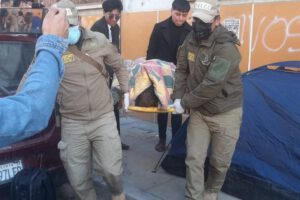 La Policía trasladó el cuerpo del fallecido por posible muerte por broncoaspiración