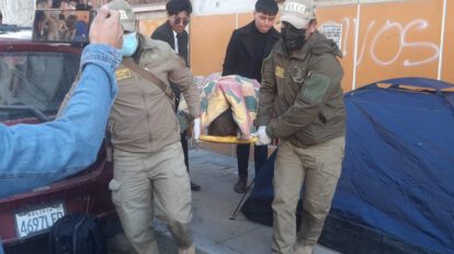 La Policía trasladó el cuerpo del fallecido por posible muerte por broncoaspiración