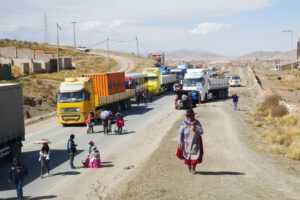 Bloqueo de carreteras por vecinos de Vinto-Socamani exigiendo remediación ambiental