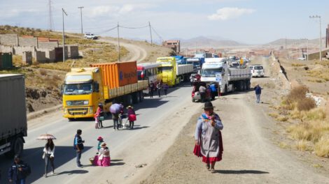 Bloqueo de carreteras por vecinos de Vinto-Socamani exigiendo remediación ambiental
