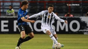 Copa Libertadores: Gabriel Sotomayor con el dominio del balón ante la marca de su adversario