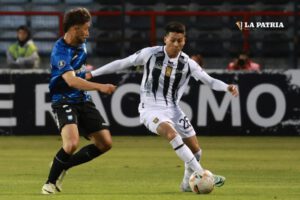 Copa Libertadores: Gabriel Sotomayor con el dominio del balón ante la marca de su adversario