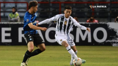 Copa Libertadores: Gabriel Sotomayor con el dominio del balón ante la marca de su adversario