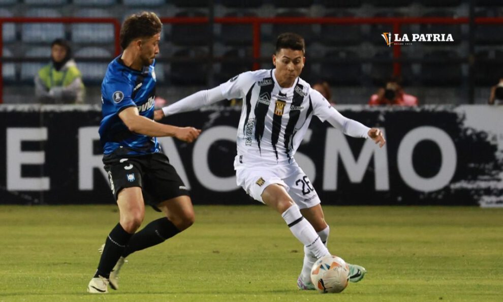 Copa Libertadores: Gabriel Sotomayor con el dominio del balón ante la marca de su adversario