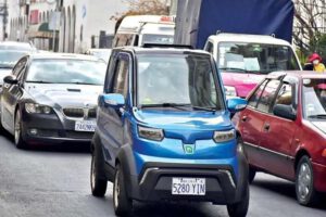 Vehículos eléctricos en La Paz con nuevas placas azules