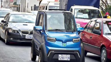 Vehículos eléctricos en La Paz con nuevas placas azules