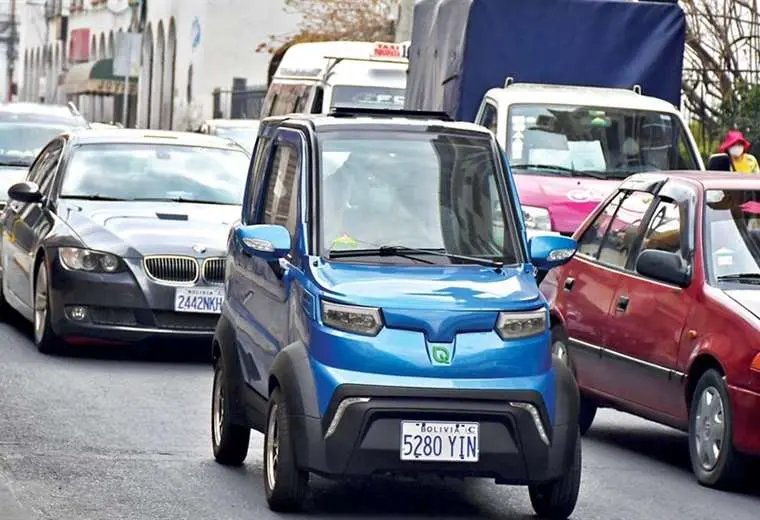 Vehículos eléctricos en La Paz con nuevas placas azules