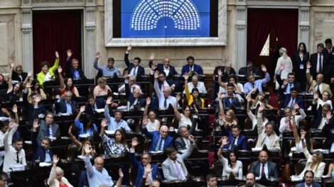 Fotografía de diputados argentinos debatiendo la ley ómnibus en Buenos Aires