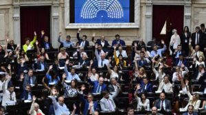 Fotografía de diputados argentinos durante el debate de la ley ómnibus en Argentina