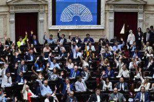 Fotografía de diputados argentinos durante el debate de la ley ómnibus en Argentina
