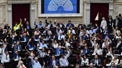 Fotografía de diputados argentinos durante el debate de la ley ómnibus en Argentina