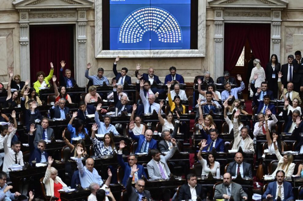 Fotografía de diputados argentinos durante el debate de la ley ómnibus en Argentina