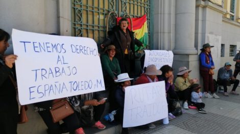 Feria Oruro Moderno: comerciantes protestan en edificios municipales