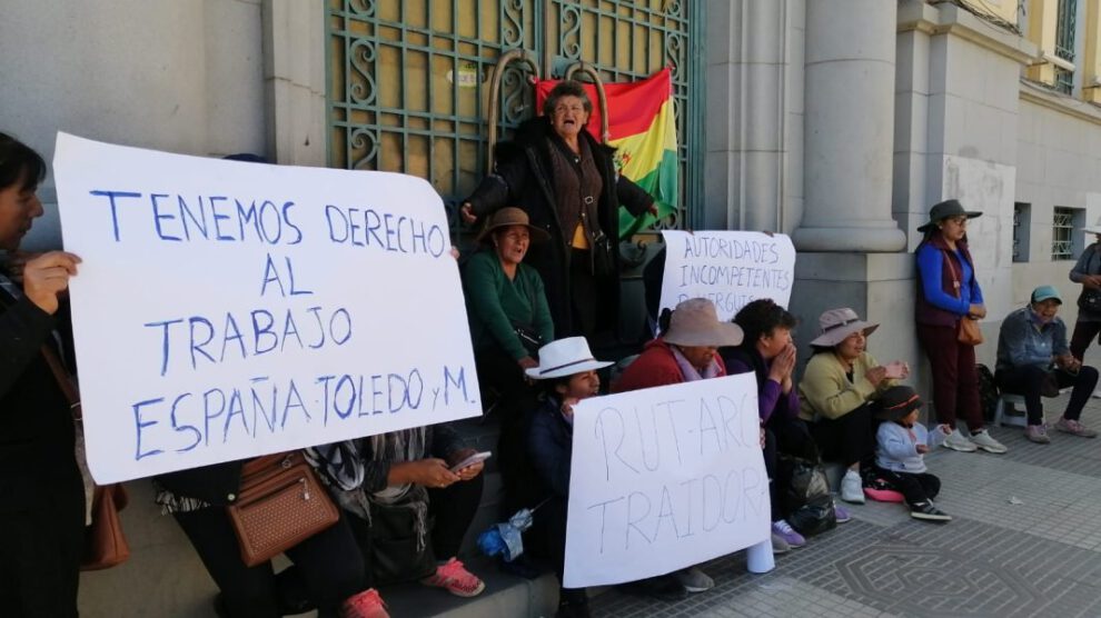 Feria Oruro Moderno: comerciantes protestan en edificios municipales