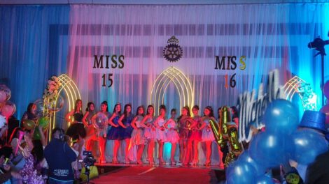 Miss 15 y Miss 16 años en el certamen organizado por Rotary Club Oruro