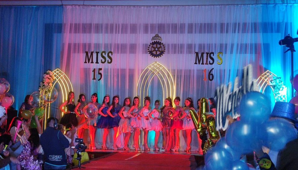 Miss 15 y Miss 16 años en el certamen organizado por Rotary Club Oruro