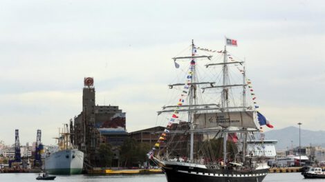 Llama olímpica en el velero Belem rumbo a Francia