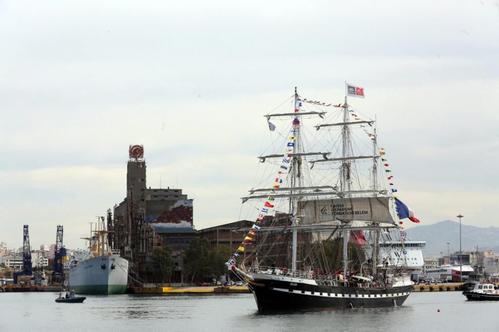 Llama olímpica en el velero Belem rumbo a Francia