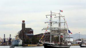 Llama olímpica en el velero Belem rumbo a Francia