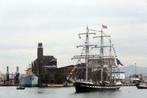 Llama olímpica en el velero Belem rumbo a Francia