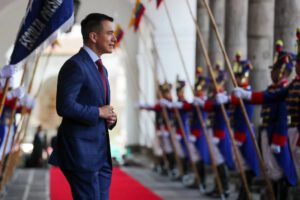 Denuncia contra presidente de Ecuador por irrupción en embajada mexicana