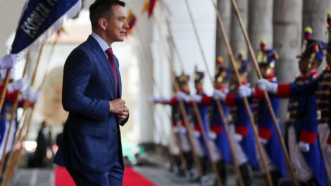 Denuncia contra presidente de Ecuador por irrupción en embajada mexicana