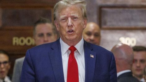 Donald Trump multado por desacato a orden mordaza en juicio