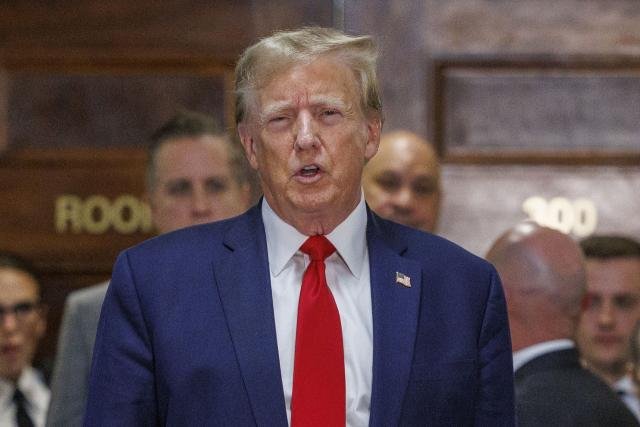 Donald Trump multado por desacato a orden mordaza en juicio