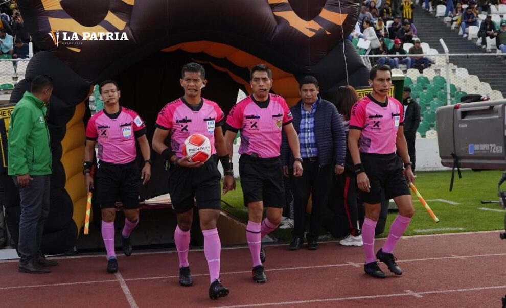 Árbitros bolivianos desprestigiados por decisión de traer jueces chilenos