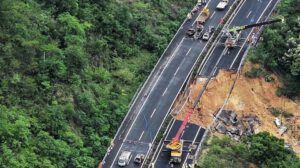 Derrumbe en China: rescatistas trabajan en autopista colapsada