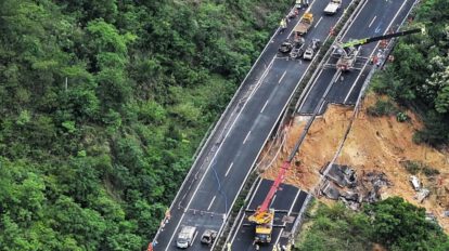 Derrumbe en China: rescatistas trabajan en autopista colapsada