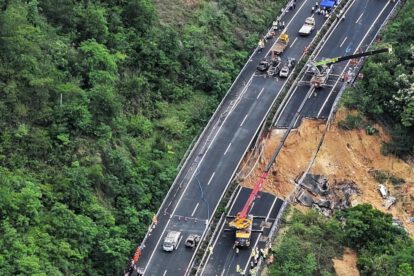 Derrumbe en China: rescatistas trabajan en autopista colapsada