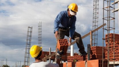 Seguros de vida y salud benefician a miles de trabajadores en Bolivia