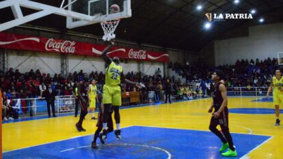 Carl A-Z vs Kinwa en la Libobásquet